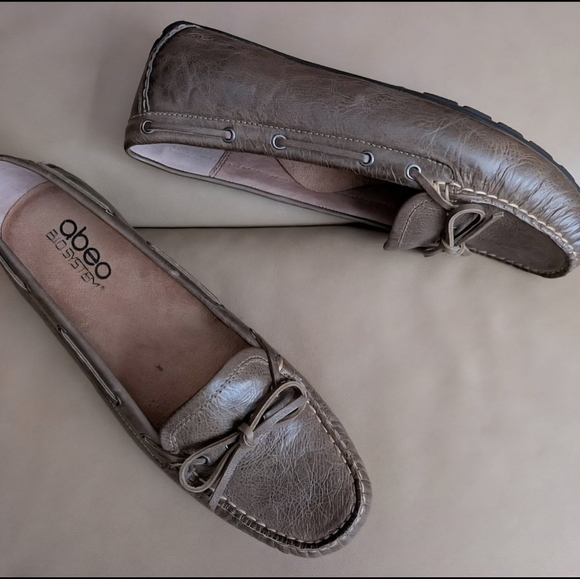 Abeo Women's Marilee Taupe Leather Loafer Flats - Picture 2 of 5